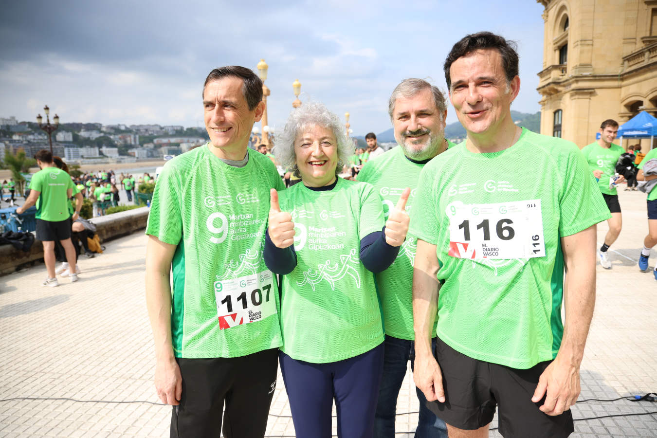 Una marea verde contra el cáncer recorre Donostia