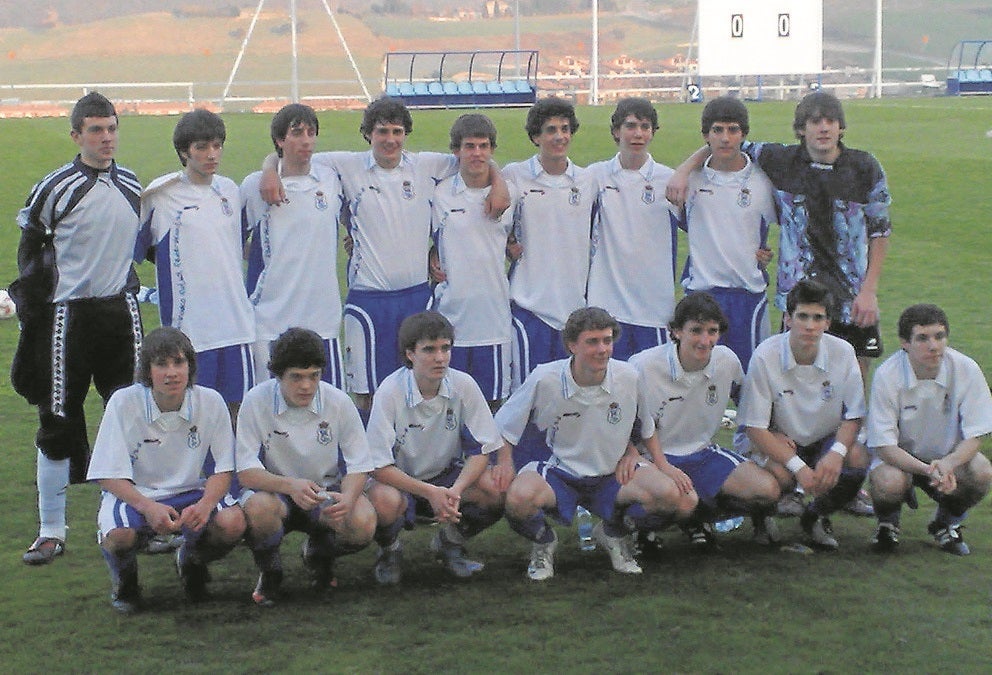 Mikel Lezama guarda con cariño la fotografía de la primera vez que le convocaron para la selección de Gipuzkoa de fútbol. Tenía 16 años y fue un punto de inflexión. «Se me abrió el mundo gracias a defender los colores de Gipuzkoa. Venía de que me echaran del Kostkas por malo, literal. Con sudor y alma demostré que valía», evoca mientras repasa que fue al Inter, regresó al Kostkas, luego al Antiguoko y le fichó el Murcia. Con 20 años se fue, becado, a EE UU a estudiar Ciencias de la Actividad Física y el Deporte.