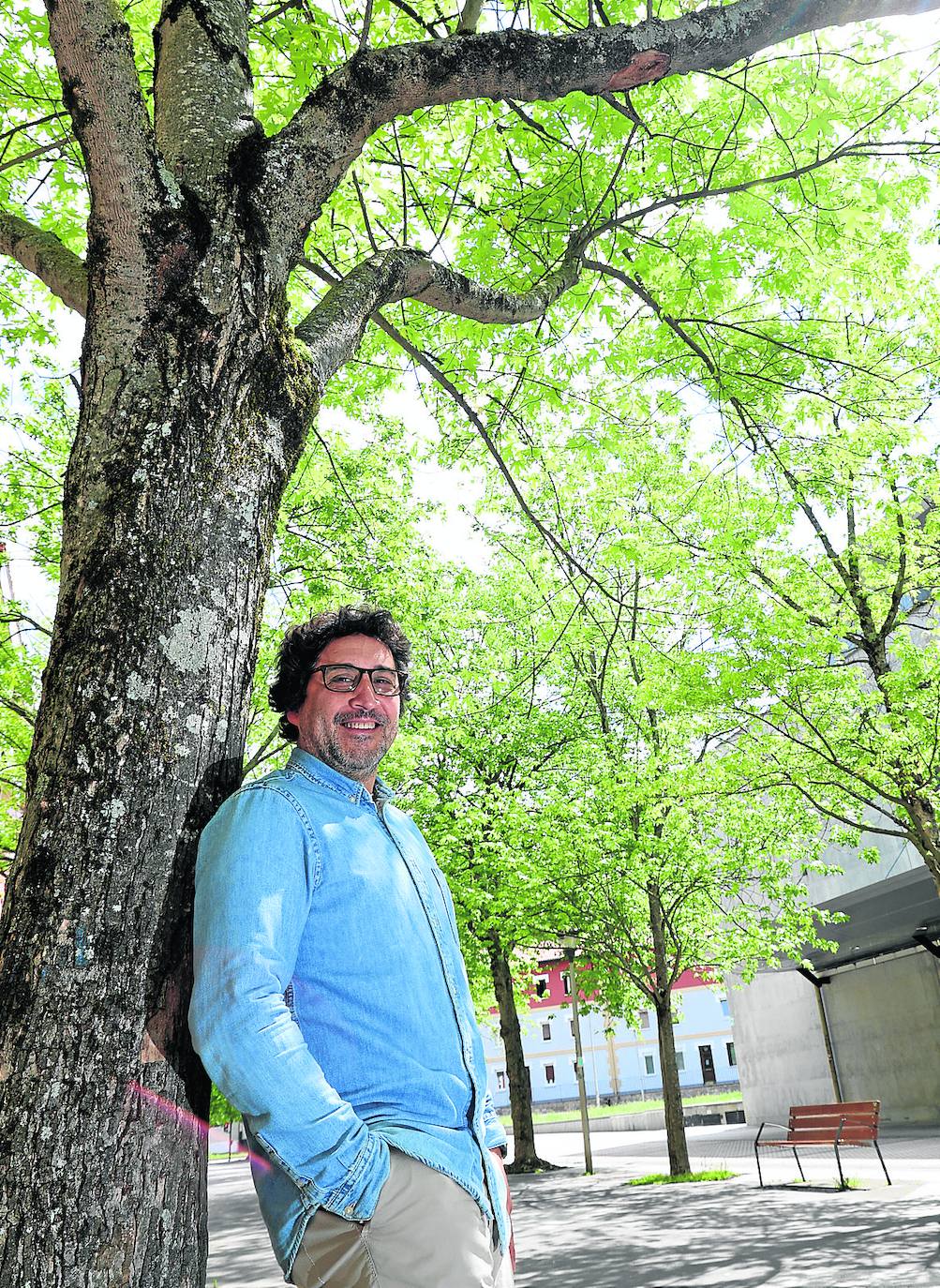 Lorenzo Herrero posa en el barrio donostiarra de Benta Berri.