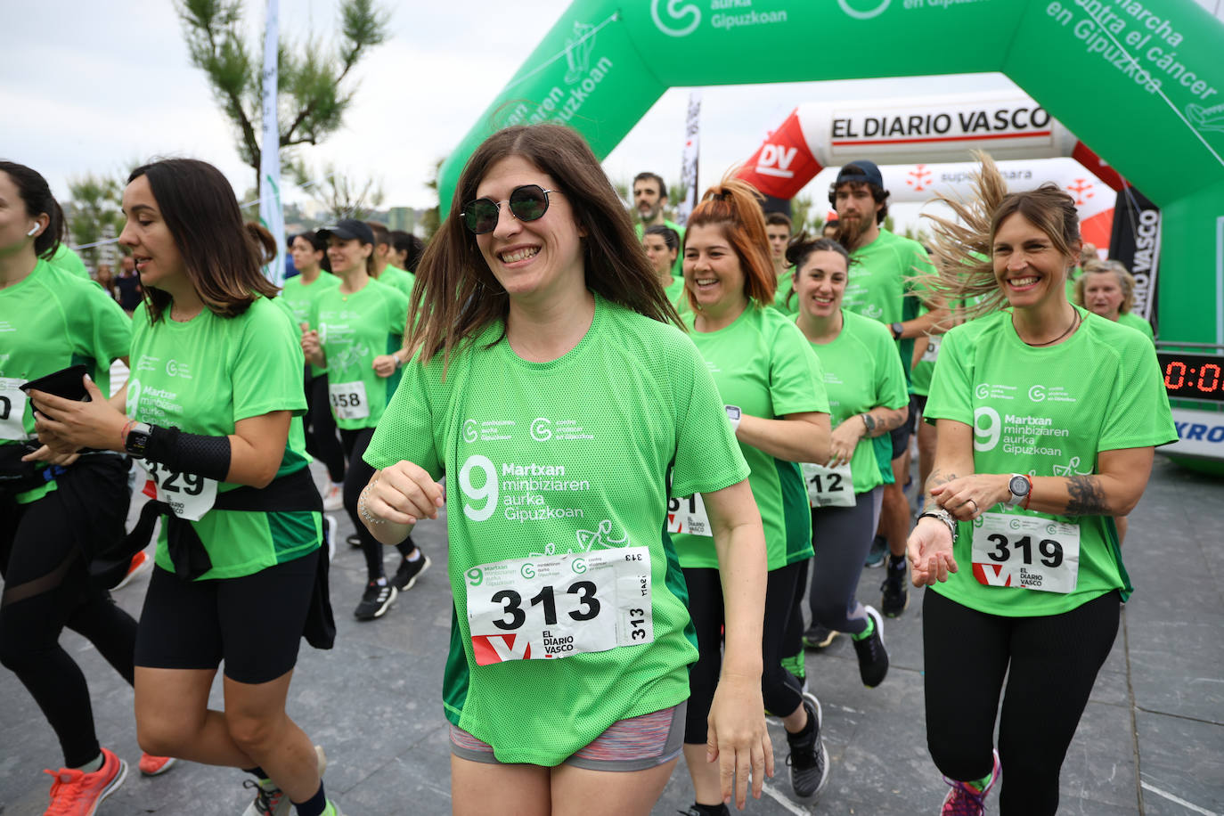 Una marea verde contra el cáncer recorre Donostia