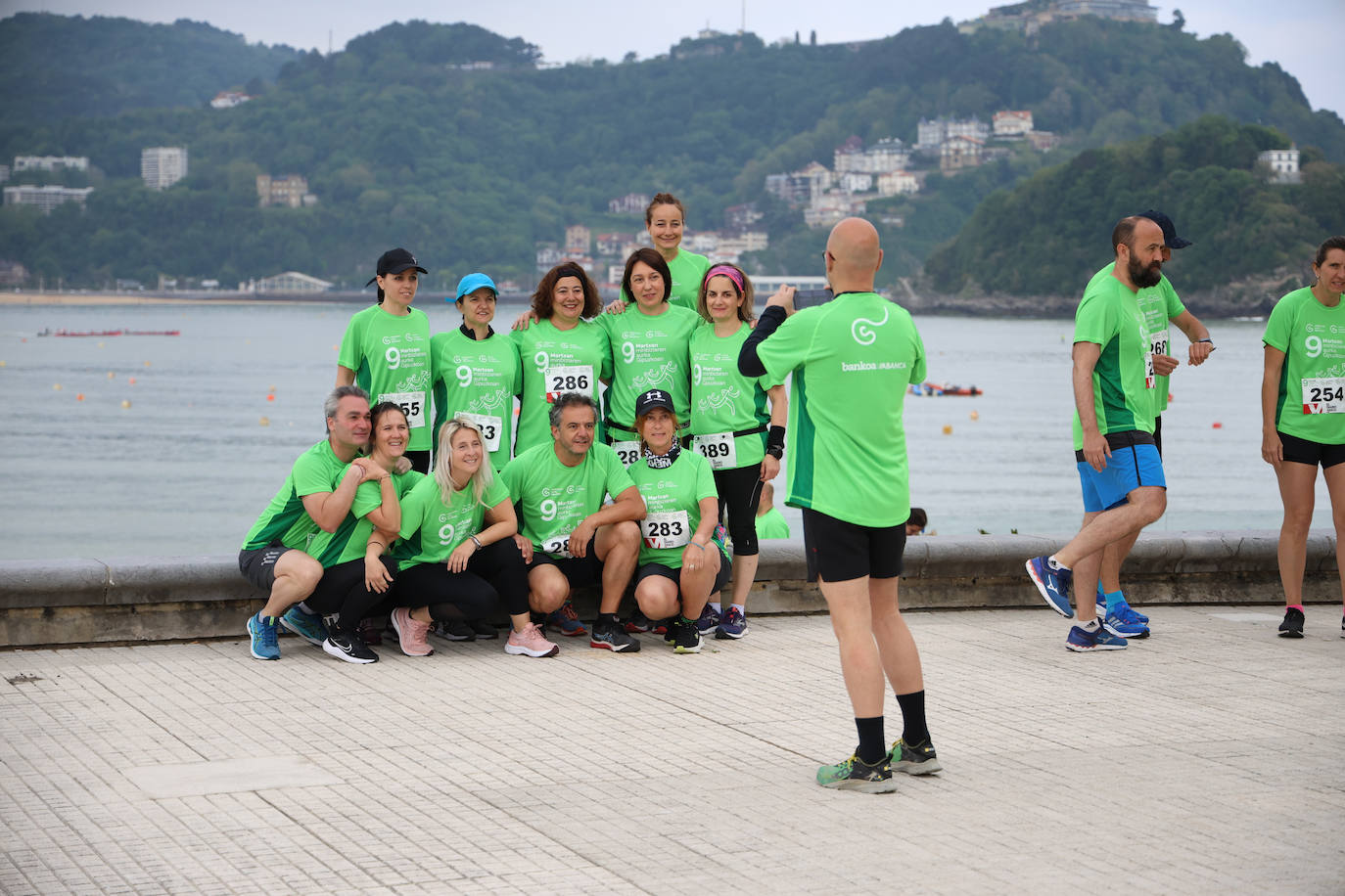 Una marea verde contra el cáncer recorre Donostia