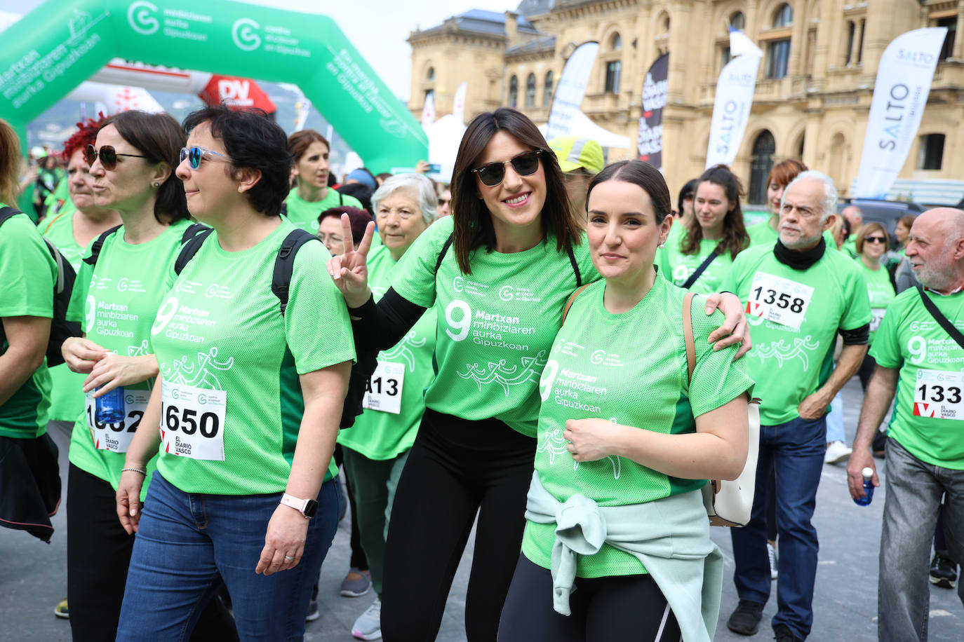 Una marea verde contra el cáncer recorre Donostia