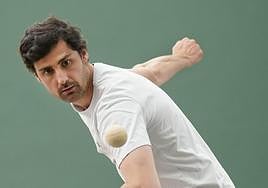 Mikel Lezama muestra sus dotes con la pelota, en el frontón de El Antiguo.