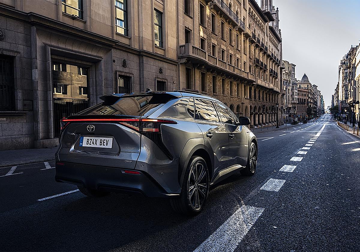 El nuevo SUV 100% eléctrico de Toyota incorpora la última versión de Toyota Assist, el conjunto de sistemas de seguridad y ayuda a la conducción que permiten evitar un accidente o mitigar sus consecuencias.