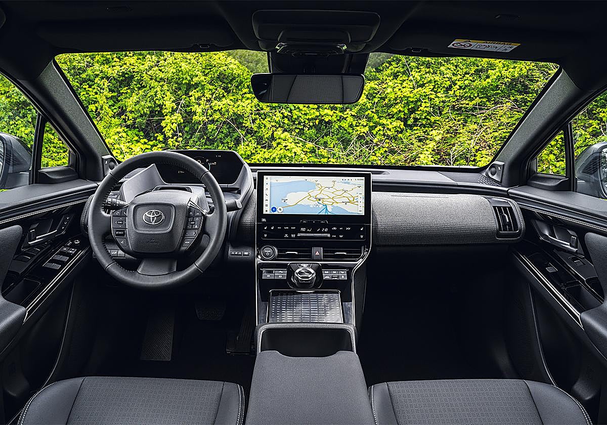 El nivel de confort es muy elevado gracias al diseño de los asientos y los materiales empleados en los guarnecidos e incluye un sistema multimedia central con pantalla táctil de 12«. 