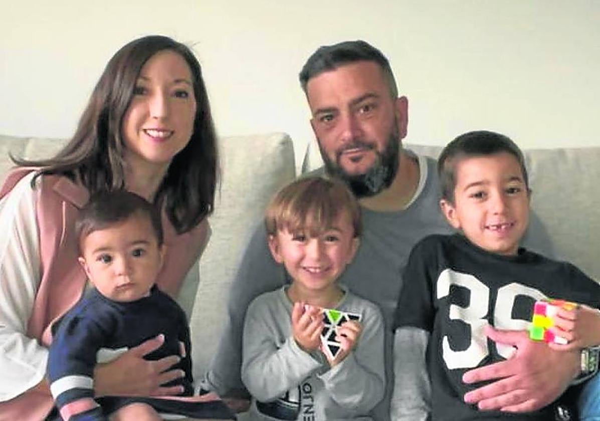 Aitziber con su marido y sus hijos de 9 y 6 años, y 9 meses.