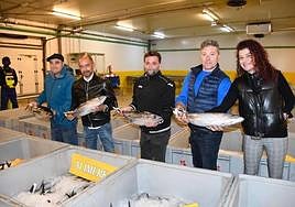 El patrón Iñigo Oronoz de 'Gaztelugatxeko Doniene', Armando Prendes (Alimerka), el patrón Pablo González del 'Aradon Berria' y los armadores José Manuel Lema y Cristina Luaces.