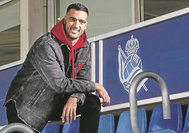 Mikel Merino posa en la grada del campo José Luis Orbegozo en Zubieta.