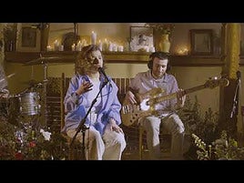 'Hemen berriro' akustikora ekarri du Sara Azurzak