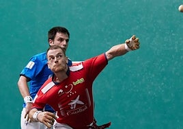 Unai Laso entra de aire con Danel Elezkano a la espalda.