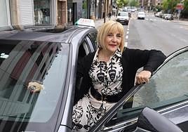 Mari Domínguez, taxista en Lasarte-Oria, espera en la parada.