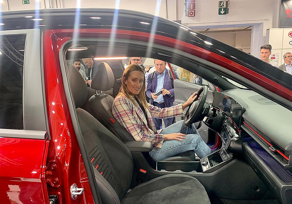 La nadadora Mireia Belmonte, imagen de Hyundai en España subida al nuevo Kona.