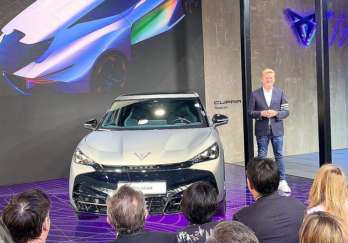 Un momento de la presentación del nuevo Cupra Tavascan por parte de Grifith