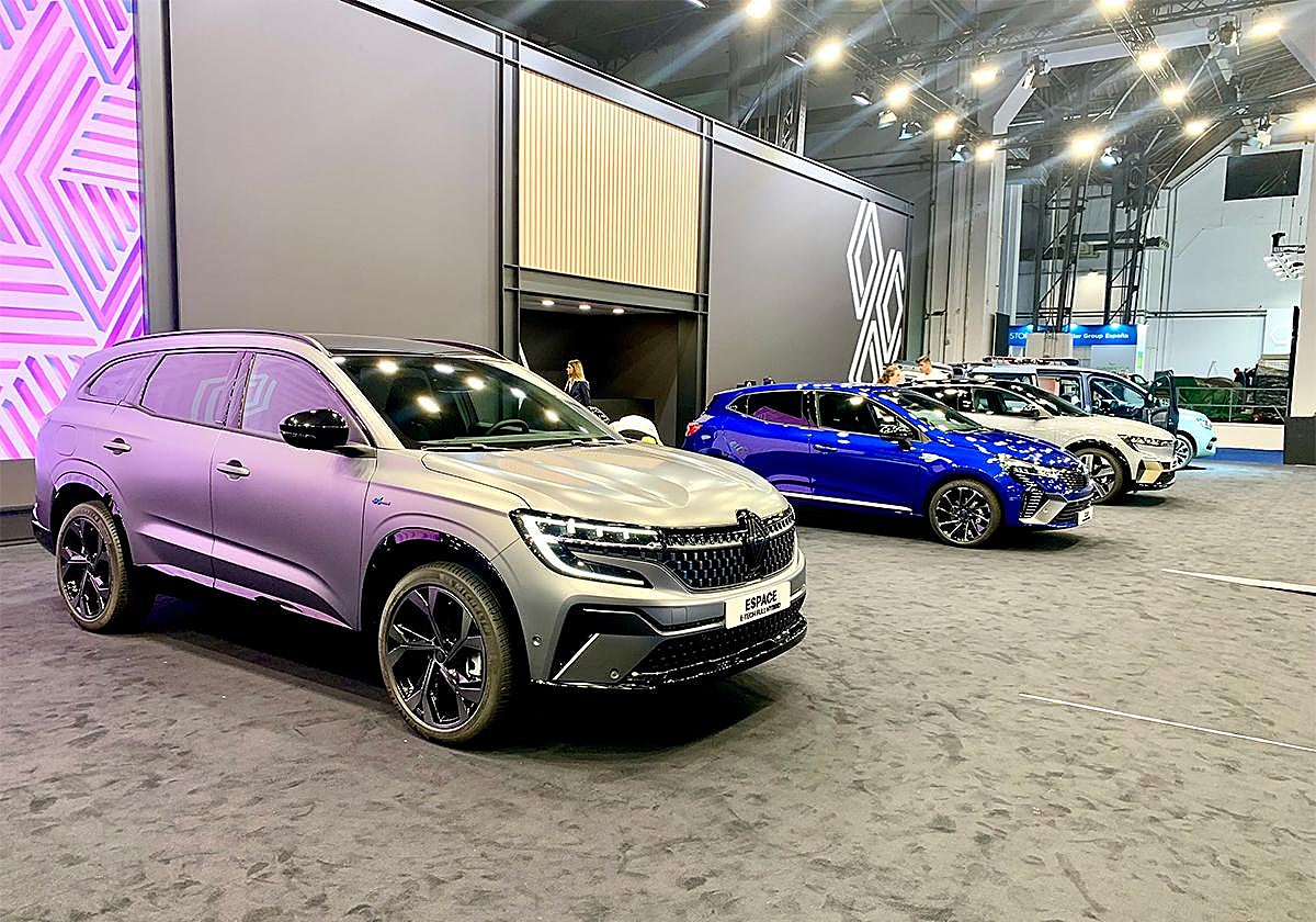 El Renault Espace nuevo en primer término y más atrás el nuevo Clio.