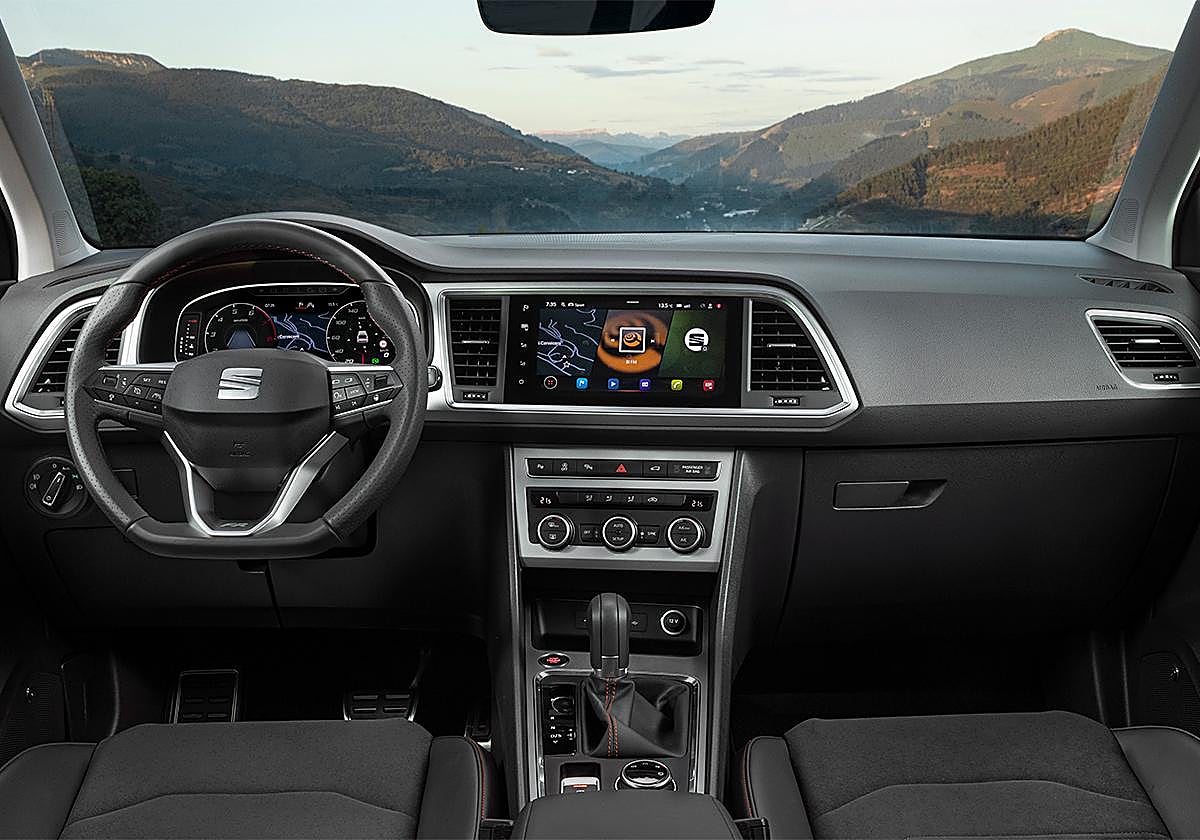 Por dentro, el cuadro de instrumentos es digital –siempre de serie–, tiene una buena resolución, además de un diseño claro y ordenado con mucha información. 