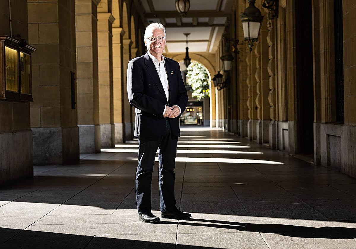 José Ignacio Asensio posa en los soportales de la Plaza Gipuzkoa que dan acceso al Palacio foral.