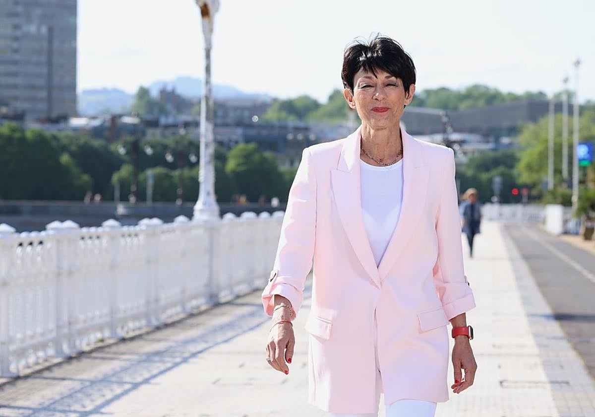 Maddalen Iriarte posa en Donostia junto al teatro Victoria Eugenia y la desembocadura del Urumea.