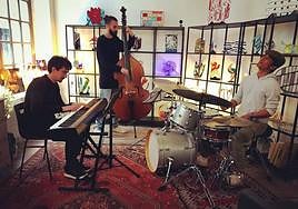 Jorge Fernández (piano), Juanma Domínguez (contrabajo) y Lutfi Jakfar (batería)