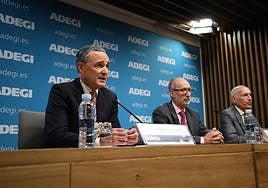 José Miguel Ayerza, Eduardo Junkera y Patxi Sasigain, ayer en la sede de Adegi durante la presentación de la Encuesta de Coyuntura.
