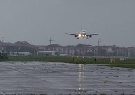 Un avión aterriza con mal tiempo en Hondarribia en una foto de archivo.