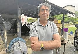Fernando Artieda, en el exterior de su garaje, donde vivió momentos «complicados».