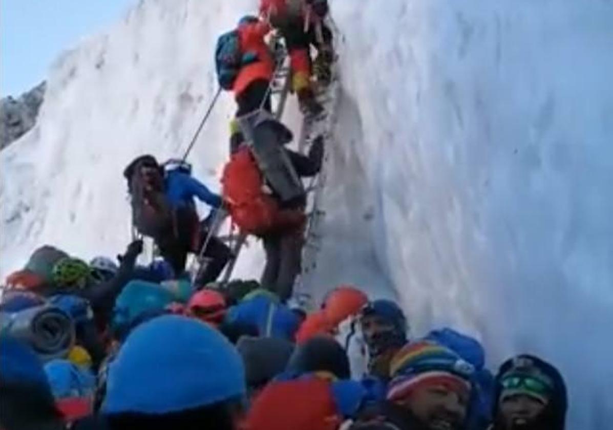 Las colas vuelven al Everest