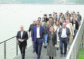 Urkullu, Goia, Mendoza, Ortuzar y Egibar, con candidatos guipuzcoanos en la pasarela del Náutico antes de iniciarse el mitin en el Boulevard.
