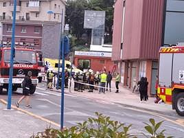Los bomberos en el exterior del polideportivo de Galtzaraborda
