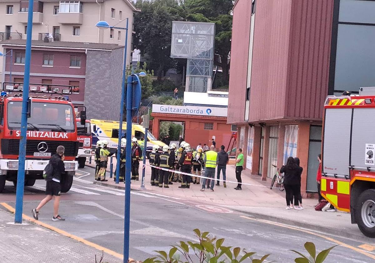 Los bomberos en el exterior del polideportivo de Galtzaraborda