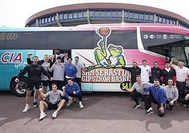 Optimismo. La plantilla del Guuk Gipuzkoa Basket con el cuerpo técnico posa antes de subirse al autobús que les llevó ayer hasta A Coruña, donde juega esta noche el playoff de ascenso.