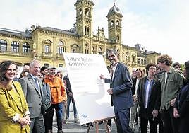 Goia firma el 'contrato con Donostia' frente al Ayuntamiento, en presencia del lehendakari y candidatos del PNV.