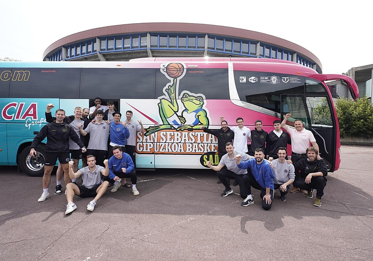 La expedición del Gipuzkoa Basket, este mediodía en Illunbe antes de emprender el viaje a Coruña.