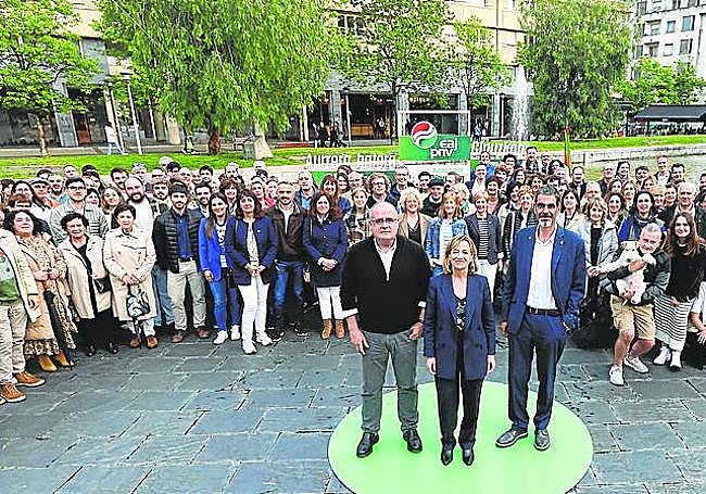 Egibar, Mendoza y Goia ayer en la plaza José María Sert.