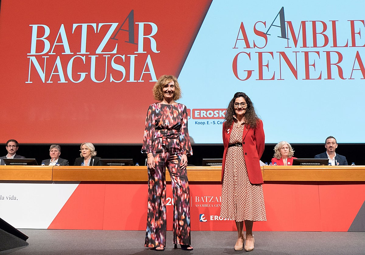 Leire Mugerza, presidenta del consejo rector de Eroski y Rosa Carabel, CEO del grupo, esta tarde en la asamblea general.