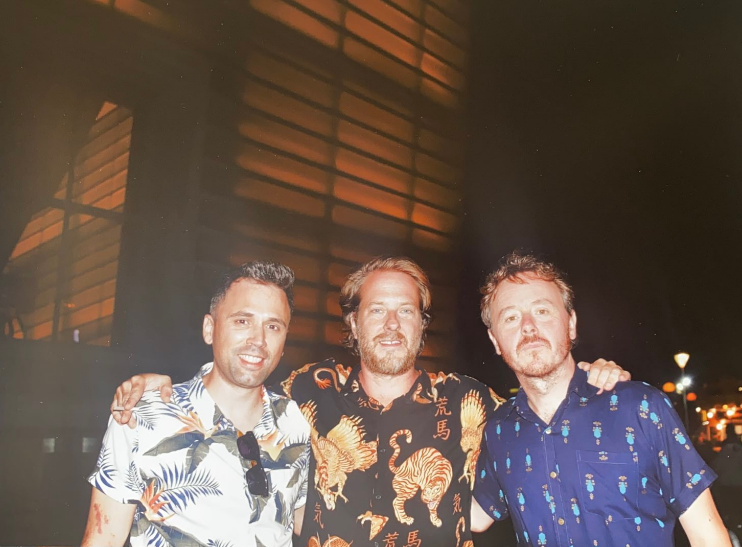 Jon Aira (guitarra), Javier 'Shaf' San Martín (batería) y Paul San Martin (teclados).