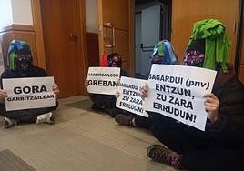 Trabajadoras de la limpieza toman el despacho de Sagardui este jueves.