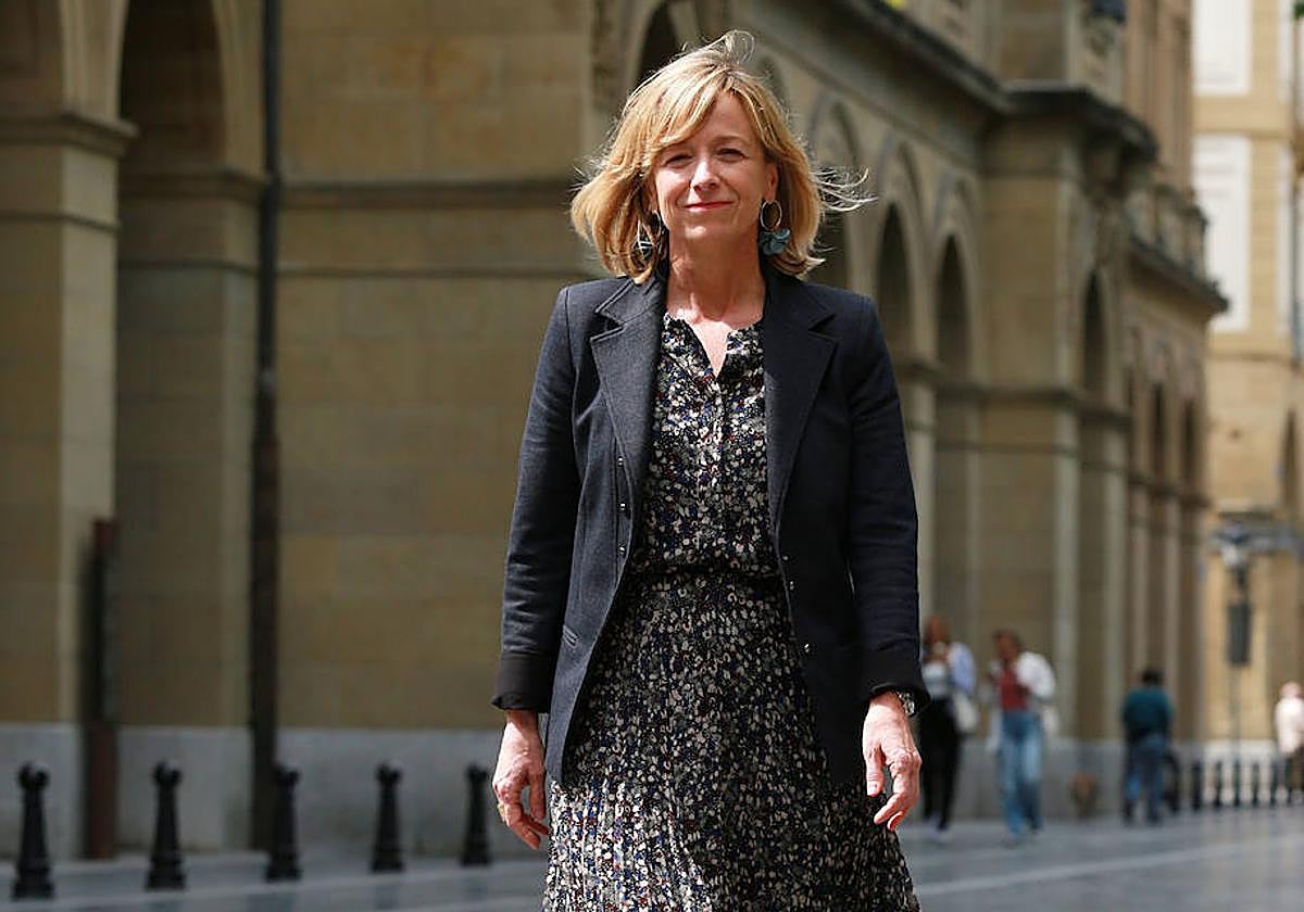 Eider Mendoza pasea junto a la Diputación Foral de Gipuzkoa.