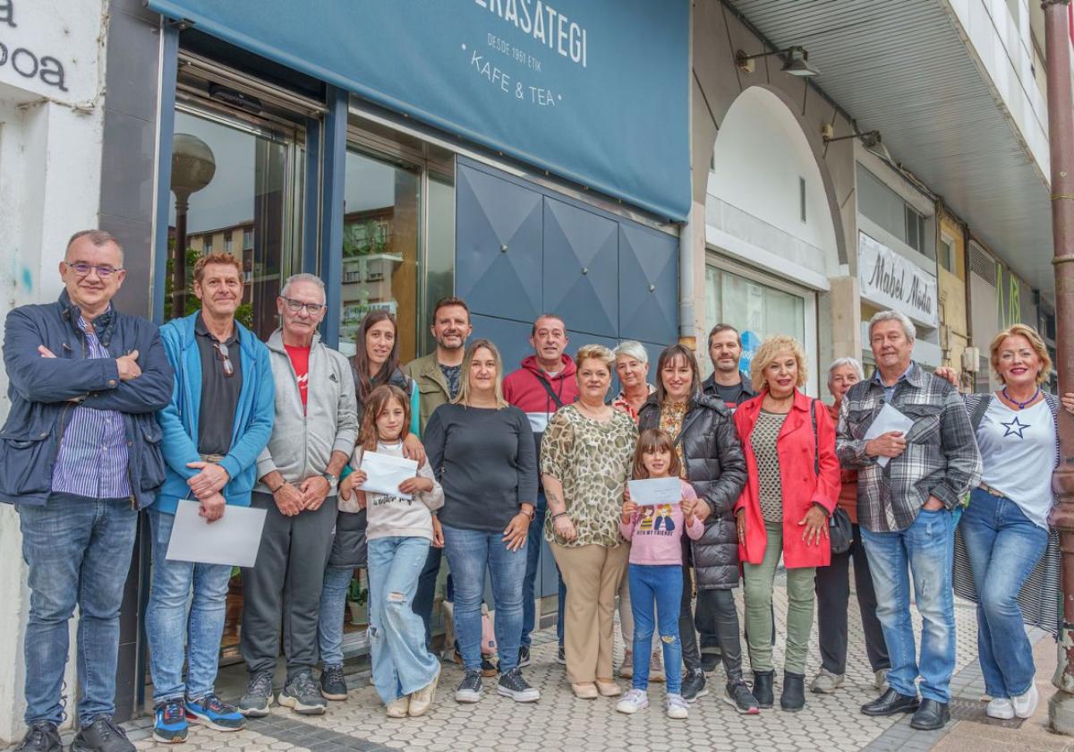 Representantes de Aterpea, el Ayuntamiento y algunos de los ganadores.