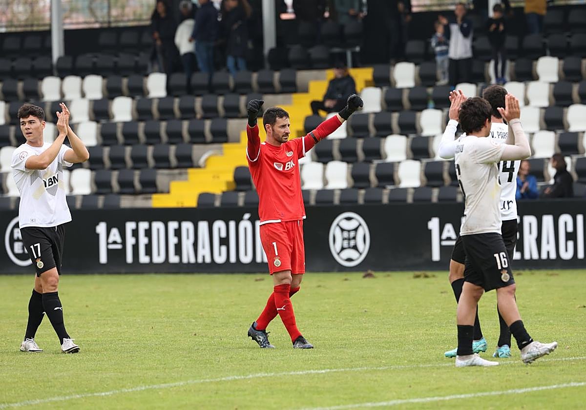 Con los brazos en alto por haber ganado. Así quieren terminar los jugadores del Real Unión el choque ante La Nucía.