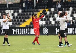 Con los brazos en alto por haber ganado. Así quieren terminar los jugadores del Real Unión el choque ante La Nucía.