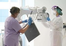 Dos sanitarias del Hospital Donostia manejan una máquina de radiodiagnóstico.