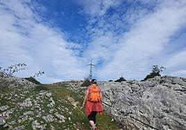 Tras superar un pequeña pendiente nos hallamos en la cima en la que se encuentra la cruz de hierro.