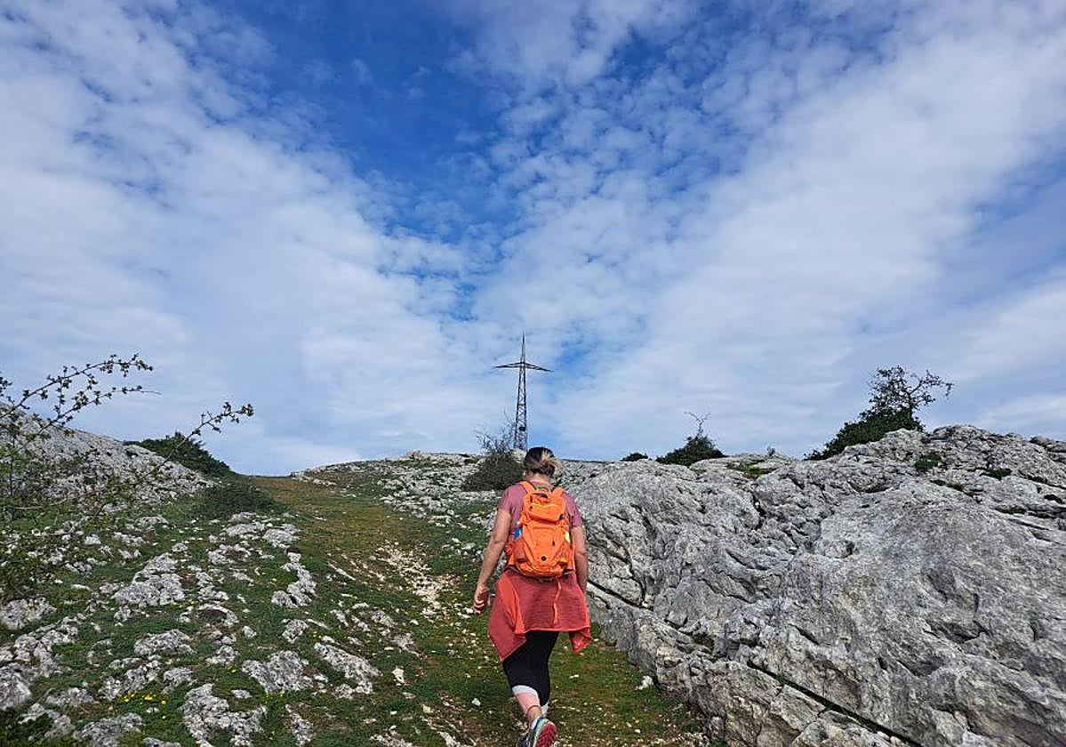 Tras superar un pequeña pendiente nos hallamos en la cima en la que se encuentra la cruz de hierro.
