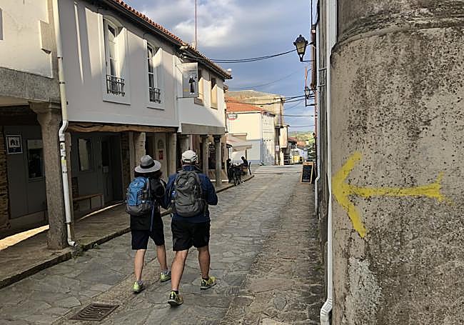 Dos caminantes salen de Arzúa.