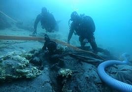 El equipo de arqueólogos, en el pecio.