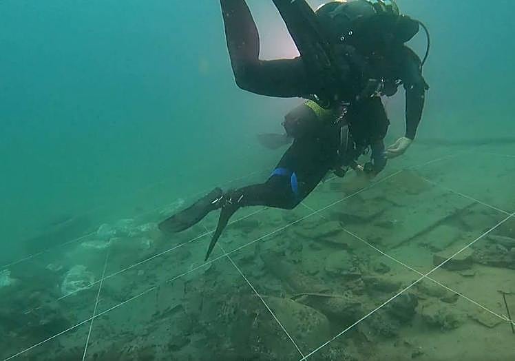 Imagen principal - El equipo de arqueólogos, en el pecio, el grupo, en el momento de embarcar en Pasaia y la embarcación de los investigadores