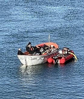 Imagen secundaria 2 - El equipo de arqueólogos, en el pecio, el grupo, en el momento de embarcar en Pasaia y la embarcación de los investigadores