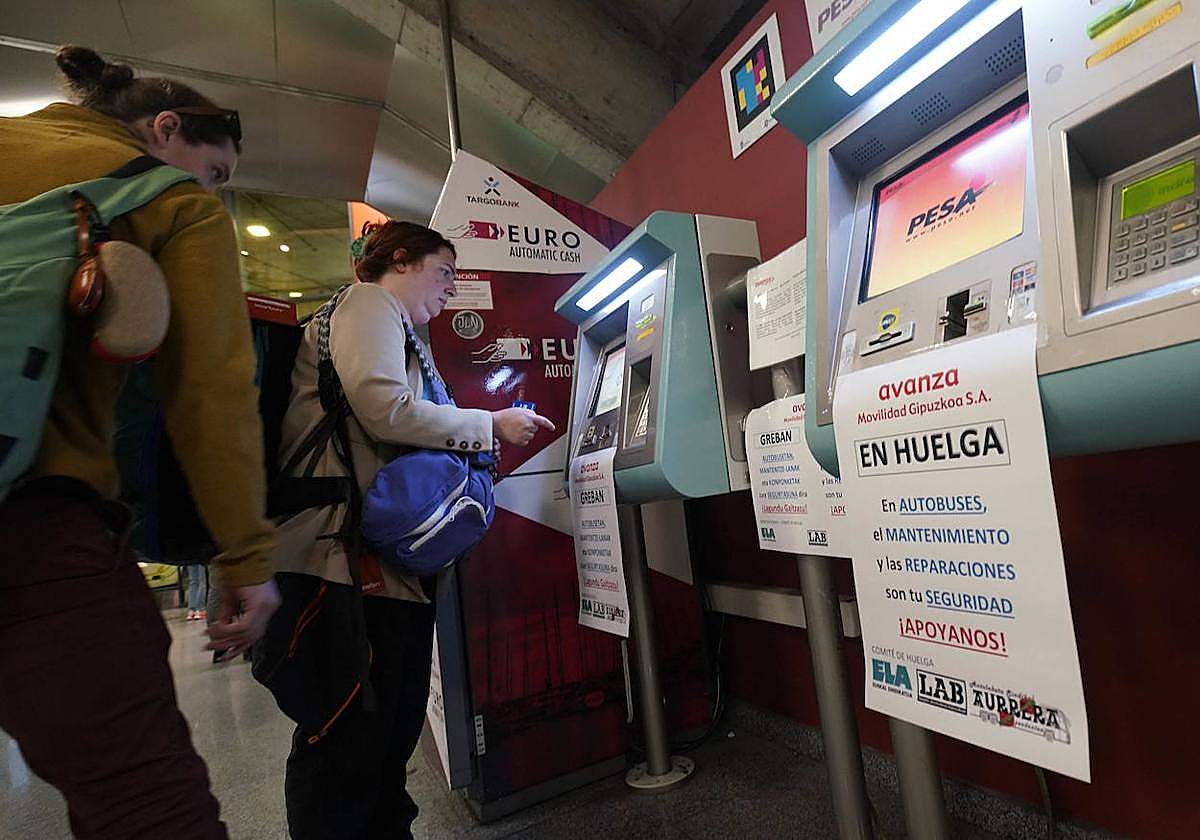 Carteles de la huelga convocada por los sindicatos ELA, LAB y Aurrera en la compañía de autocares Avanza.