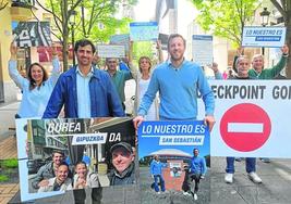 Lezama y Corominas, junto al resto de los candidatos del PP, ayer en el cierre de campaña en la calle Loiola.