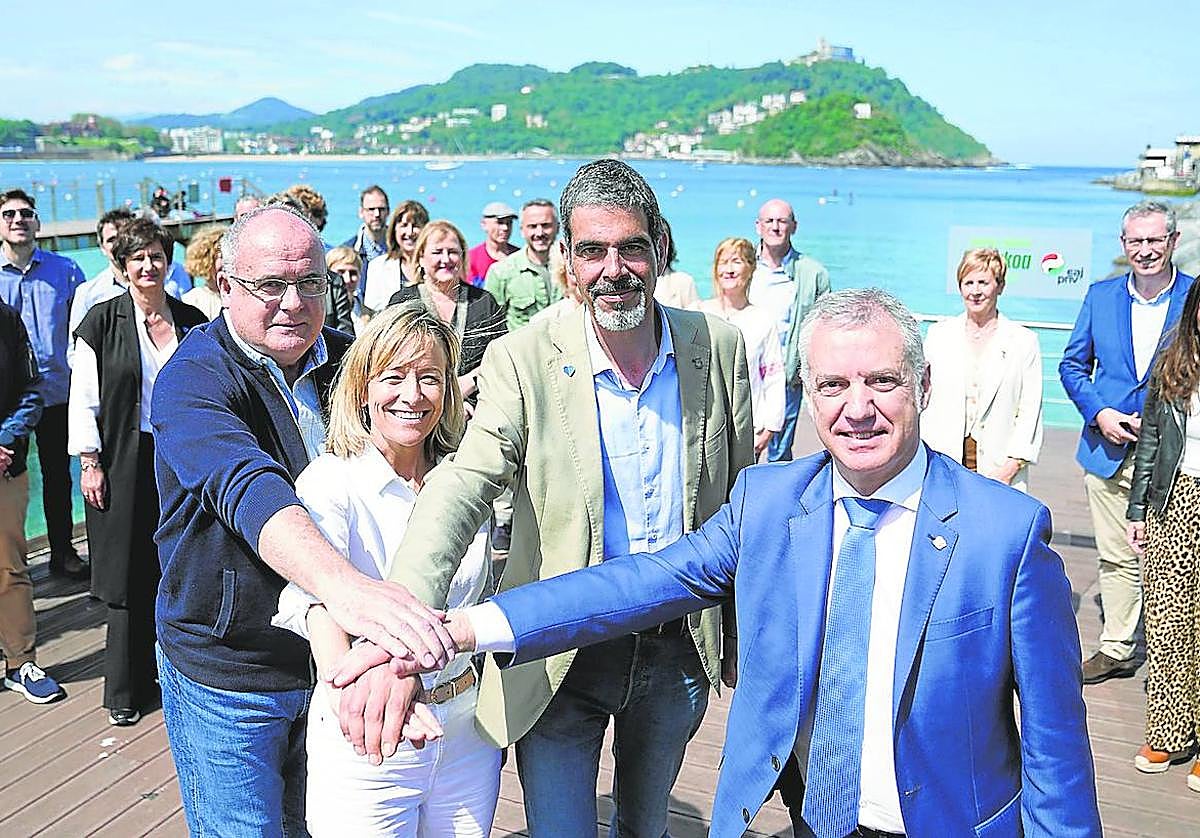 Joseba Egibar, Eider Mendoza, Eneko Goia e Iñigo Urkullu juntan sus manos tras el acto electoral celebrado ayer junto al Náutico.